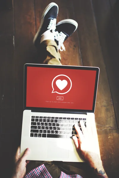 Vrouw die met een computer werkt — Stockfoto