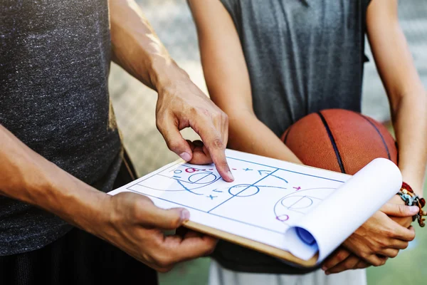 Basketbalspelers bespreken spelplan — Stockfoto