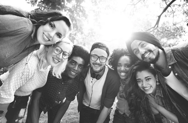 Freunde spazieren im Park — Stockfoto