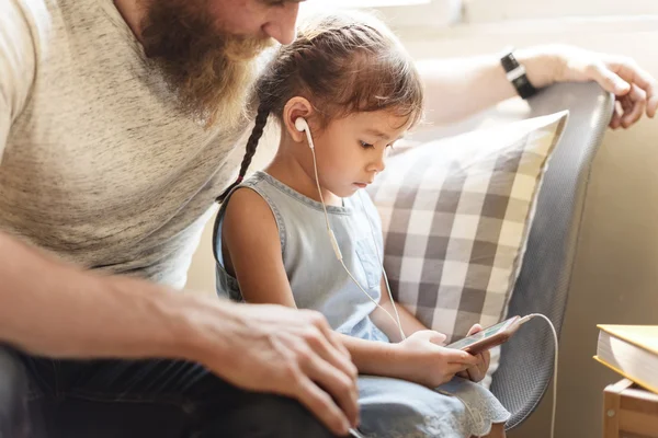 Vader en dochter samen tijd doorbrengen — Stockfoto