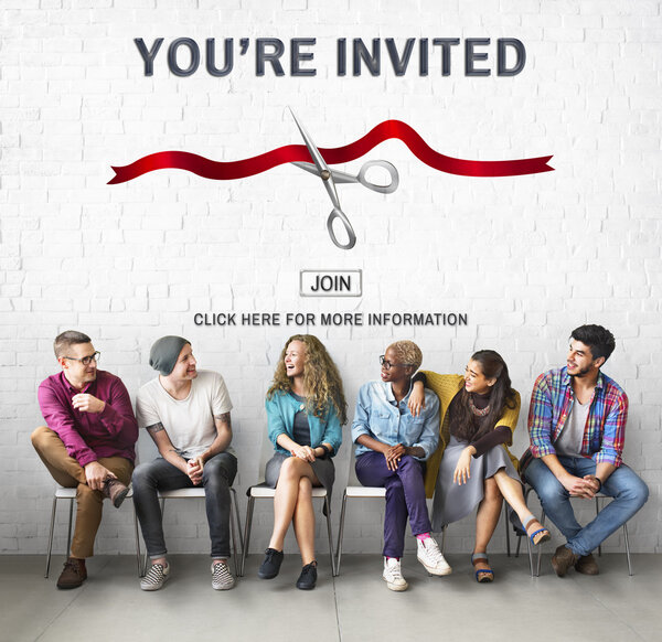 группа людей, сидящих и разговаривающих
 