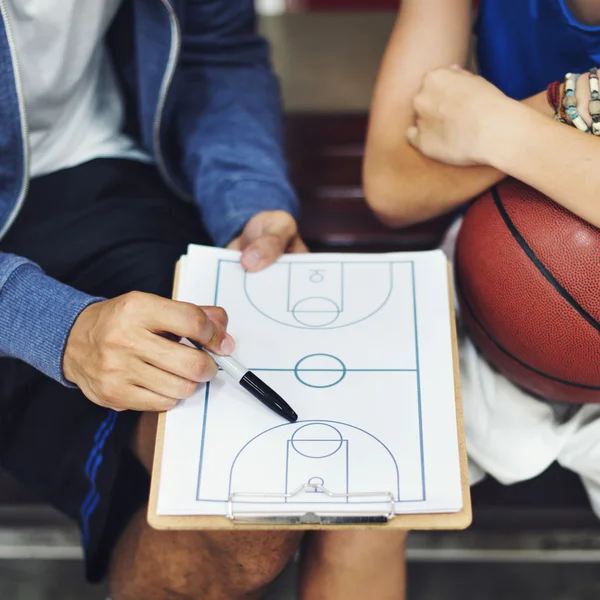 Basquetebolistas discutindo o plano de jogo — Fotografia de Stock