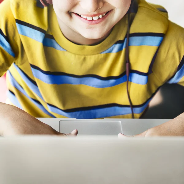 Niño jugando con el ordenador — Foto de Stock