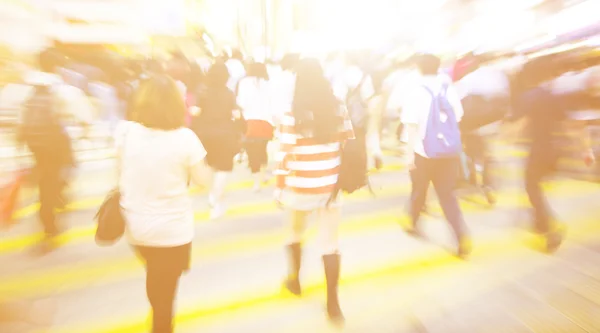 People walking in traffic — Stock Photo, Image