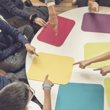 Kitaplığı'nda okuyan çocuk