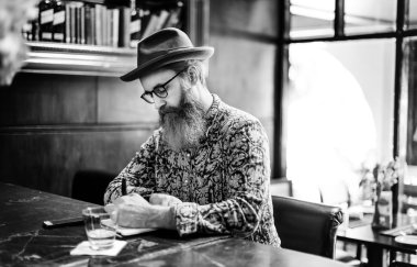 Kafedeki son sınıf öğrencisi.