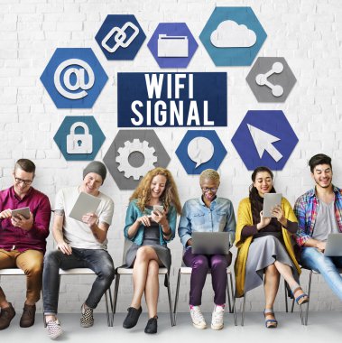 İnsanlar dijital araçları tarama  