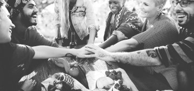 Arkadaşlar birlikte eğleniyor. 