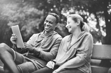 Erkek ve kadın birlikte vakit geçiriyorlar.