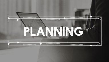 Bilgisayar kullanan iş kadını