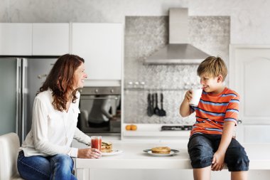 Anne ve oğlu birlikte vakit