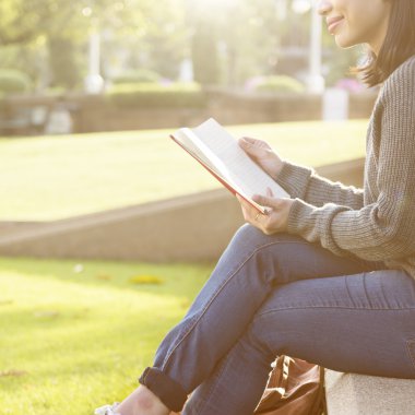 günlüğü elinde olan kadın