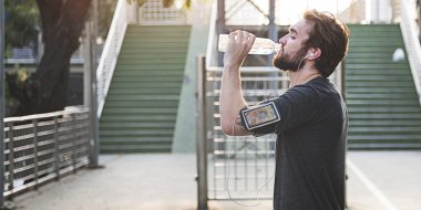 Atletik egzersiz yaparak sporcu