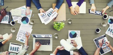 Meslektaş meşgul ofis toplantı sırasında 