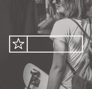 Scateboard olan kadın 