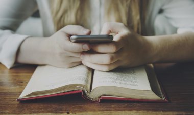 Akıllı telefon kullanan kadın