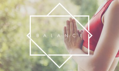Yoga yapan bir kadın.