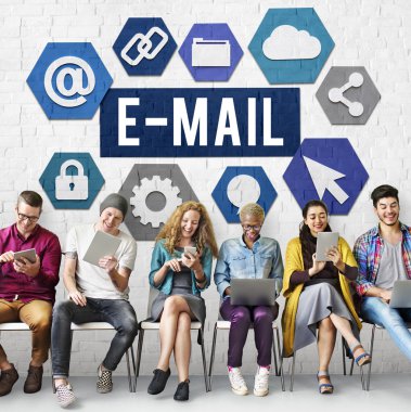 İnsanlar dijital araçları tarama  