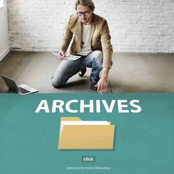 Üzletember működő archívumok — Stock Fotó
