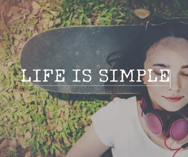 Young woman lying on skateboard — Stock Photo, Image