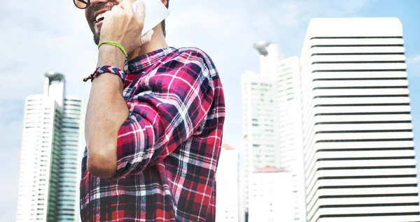 Retrato del hombre con smartphone —  Fotos de Stock