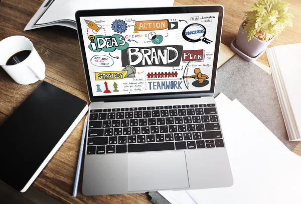 Laptop mit Kaffee auf dem Tisch — Stockfoto