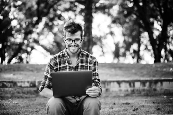 Porträt eines Mannes mit Laptop — Stockfoto