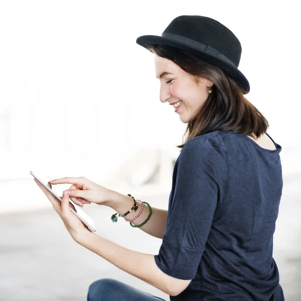 Ragazza alla moda con computer portatile — Foto Stock