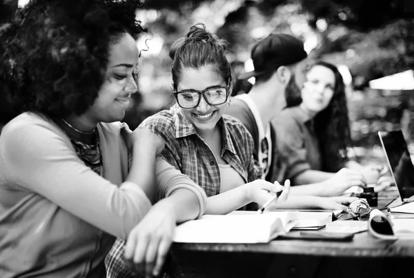 Equipo que estudia el concepto de aprendizaje — Foto de Stock