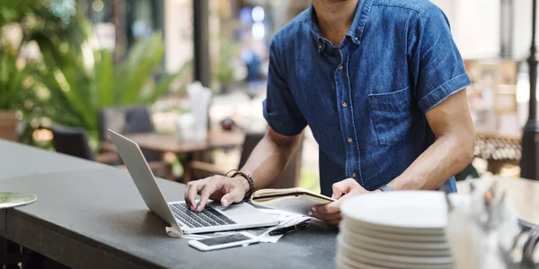 Hombre trabajando con computadora — Foto de Stock