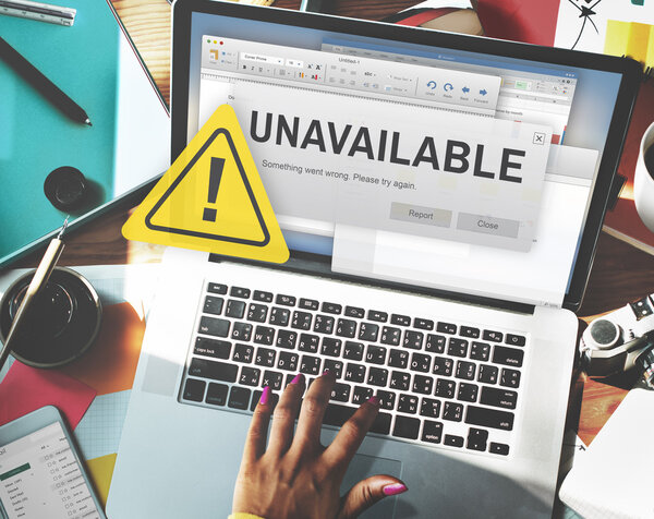 Женщина за компьютером
