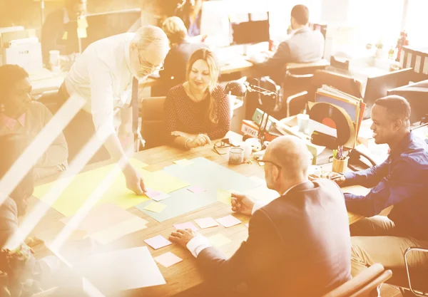 Uomini d'affari che lavorano in ufficio — Foto Stock