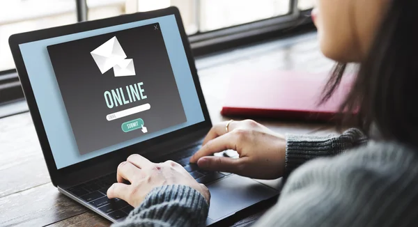 Portret van vrouw met laptop — Stockfoto