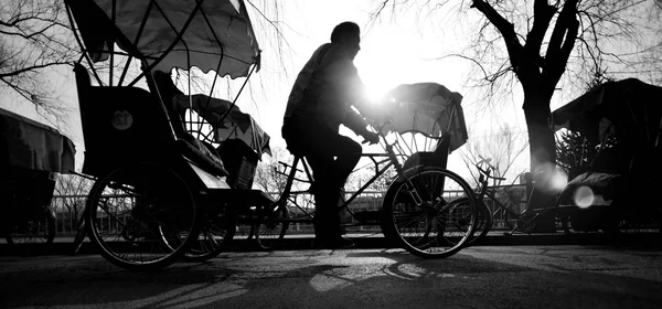 Uomo in sella a Rickshaw — Foto Stock