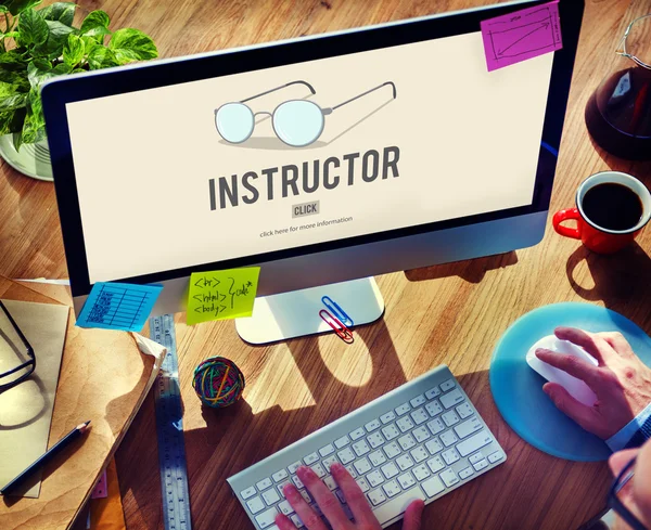 Man met behulp van computer en instructeur Concept — Stockfoto