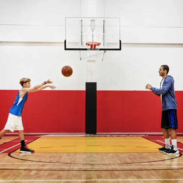 Çocuk oyun Basketbol öğretim sporcu — Stok fotoğraf