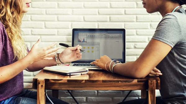 Amigos Trabajando con computadora — Foto de Stock