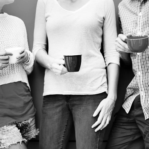 Gente hablando y bebiendo en la fiesta — Foto de Stock