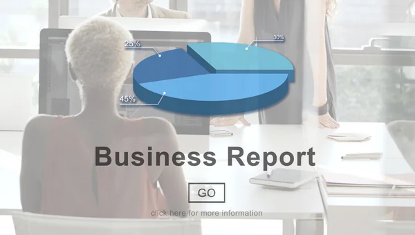Affärskvinna som arbetar på dator och Business Report — Stockfoto