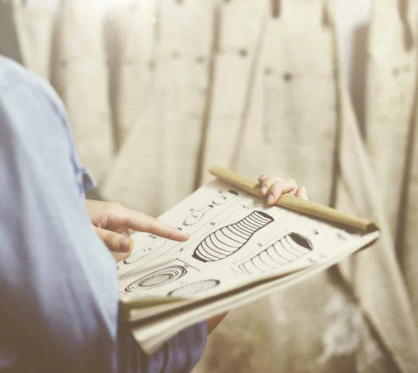 Artista trabajando en el estudio — Foto de Stock