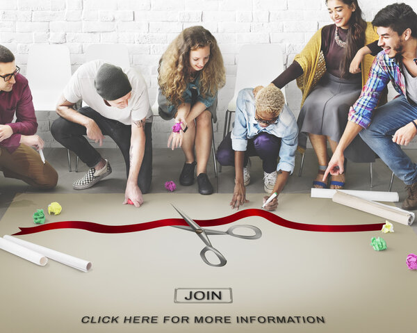 люди рисуют баннер на полу
