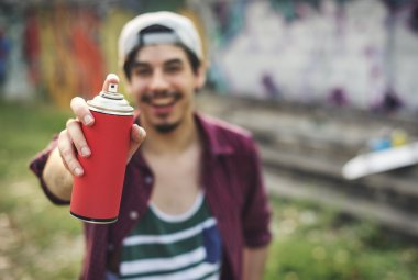 Graffiti için sprey tutan adam