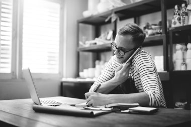 Studio dizüstü bilgisayar ile çalışan sanatçı 