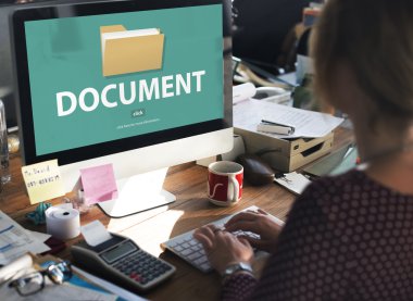 bilgisayar ile çalışan kadın