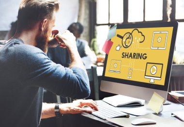 bilgisayarda çalışan adam