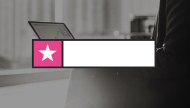 Bilgisayar kullanan iş kadını