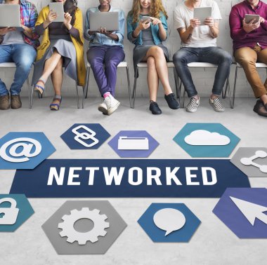 İnsanlar dijital araçları tarama 