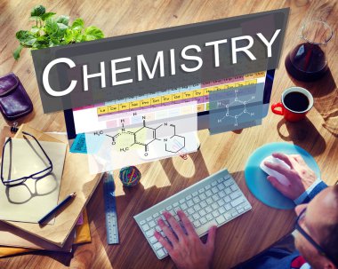 Bilgisayarda çalışan iş adamı