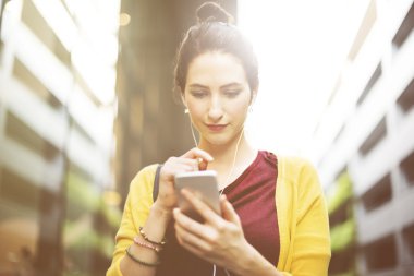 Cep telefonu kullanan kadın