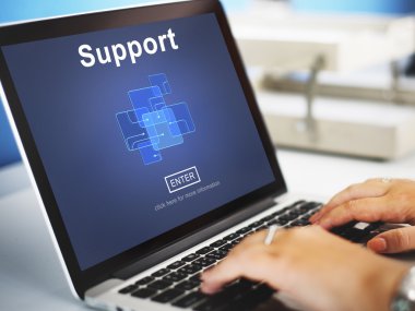 Destek kavramı ile dizüstü bilgisayar kullanan kadın